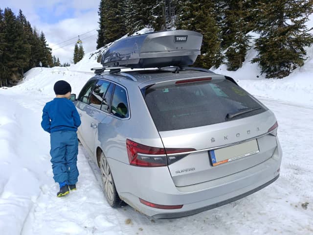 Najlepsze boxy dachowe na narty - ochrona i wygoda podczas transportu Najlepsze boxy dachowe na narty - ochrona i wygoda podczas transportu
