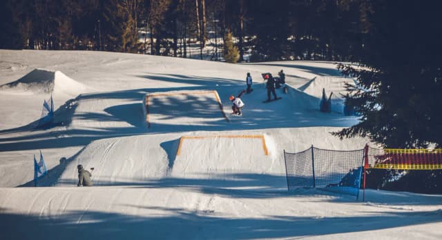 Najlepsze snowparki w Polsce: Gdzie jeździć na nartach i snowboardzie? Najlepsze snowparki w Polsce: Gdzie jeździć na nartach i snowboardzie?